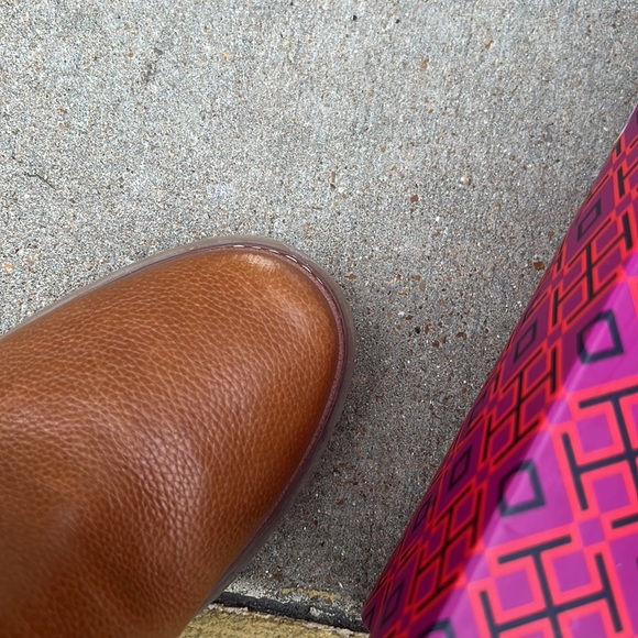 NIB Tory Burch Carson Lug sole 70MM leather ankle boots toasted caramel. - Picture 8 of 8